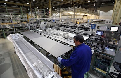 Un trabajador inspeccionando unas barras.