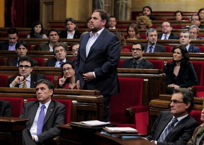 Oriol Junqueras, líder de ERC, vota a favor de la investidura de Artur Mas.