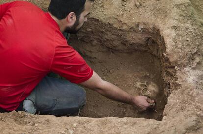 El arque&oacute;logo Ren&eacute; Pacheco descubre un cr&aacute;neo en la fosa com&uacute;n del cementerio de Guadalajara.