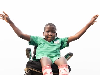 Miracle, una niña de ocho años con espina bífida, nunca había ido a la escuela hasta recibir la ayuda de la fundación Kyaninga Child Development Centre.