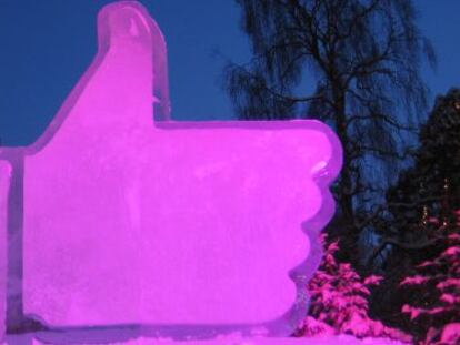S&iacute;mbolo de Facebook hecho de hielo en Lule&aring; (Suecia).