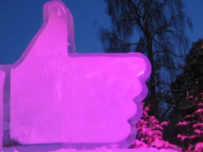 Símbolo de Facebook hecho de hielo en Luleå (Suecia).
