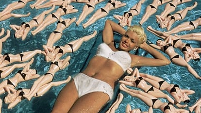 Jayne Mansfield flota en una piscina de California en 1957, rodeada de botellas con su forma.