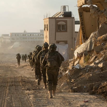 JERUSALÉN, 25/07/2024.- El Ejército israelí ha desmantelado unas 50 infraestructuras de milicianos palestinos y ha abatido a decenas de combatientes en sus operaciones en Jan Yunis, en el sur de la Franja de Gaza, tras el comienzo de una nueva ofensiva militar en la localidad este lunes, según un comunicado castrense. EFE/ Ejército Israelí SOLO USO EDITORIAL/SOLO DISPONIBLE PARA ILUSTRAR LA NOTICIA QUE ACOMPAÑA (CRÉDITO OBLIGATORIO)
