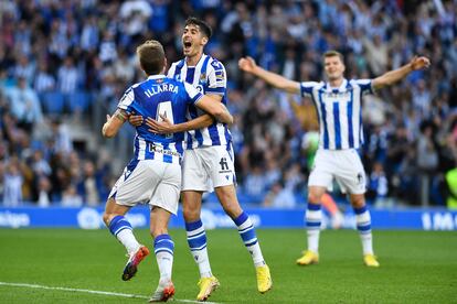 Los jugadores de la Real Sociedad celebran el gol en el partido contra el Valencia, en Anoeta este domingo