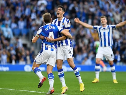 Los jugadores de la Real Sociedad celebran el gol en el partido contra el Valencia, en Anoeta este domingo