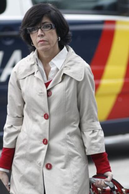 La juez Pilar de Lara entra en los juzgados de Lugo.