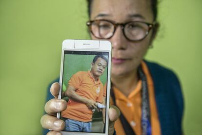 Mary Jane Gundayao muestra la foto de su marido, Edward, asesinado cuando llevaba a los niños al colegio. Es una de las muchas mujeres que prefieren no denunciar el caso para evitar represalias.