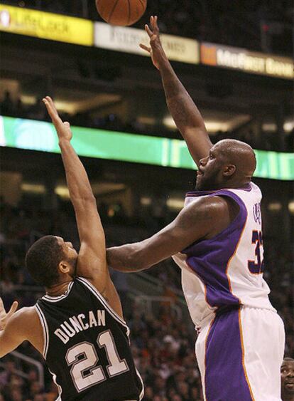 El pívot de los Suns entra a canasta ante la mirada de Tim Duncan