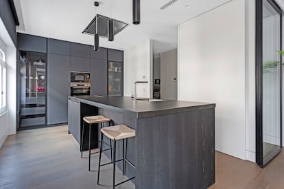 La cocina tiene una isla central.
