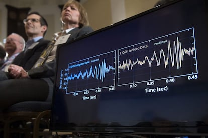 Vista de los gráficos de datos del proyecto LIGO durante la rueda de prensa sobre la demostración de la existencia de las ondas gravitacionales en Washington DC (EE UU).