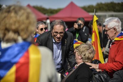 En la imagen, el presidente de la Generalitat de Cataluña, Quim Torra, saluda a los asistentes al acto en Perpiñán (Francia). La Assemblea Nacional Catalana fletó un total de 600 autocares, pero decenas de ellos no han podido llegar al mitin, por controles en la frontera.
