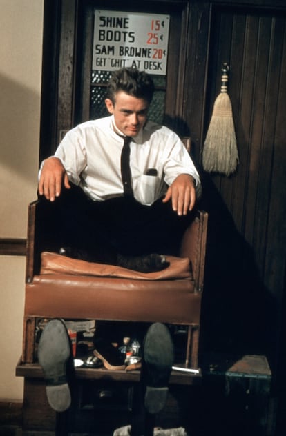 James Dean posa en una silla limpiabotas en una imagen promocional de 'Rebelde sin causa'.