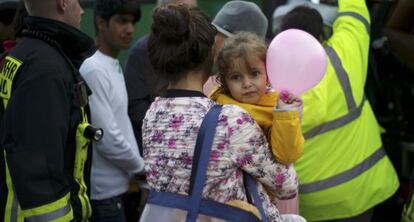 Migrants a l'arribada a Dortmund diumenge.