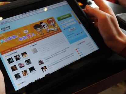 Una internauta navega en la página china Weibo.