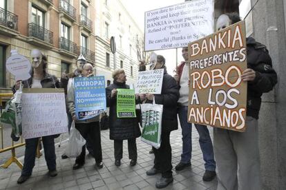 Colectivos afectados por la venta de participaciones preferentes se concentran para protestar a las puertas de la Audiencia Naciona