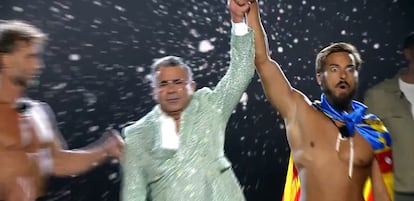Jorge Javier Vázquez levanta el brazo del ganador de 'Supervivientes 2025', Borja González.