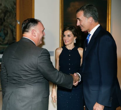 Los reyes de España, Felipe VI y Letizia, saludan al cocinero Jose Andrés (i), durante la recepción ofrecida a una representación de ciudadanos españoles residentes en la capital estadounidense, celebrada en la residencia del embajador de España en Washington, el 16 de septiembre de 2015.