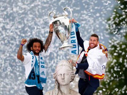 Sergio Ramos y Marcelo ofrecen la copa de Campeón de Champios 2018 a la Diosa Cibeles