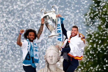 Sergio Ramos y Marcelo ofrecen la copa de Campeón de Champios 2018 a la Diosa Cibeles