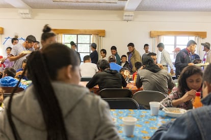 Después de pocos días de detención, la mayoría de los migrantes son acompañados por las autoridades federales hasta albergues como este, un antiguo monasterio transformado en refugio para una ONG católica en Tucson, Arizona. 