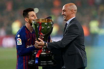 Messi (izquierda) recibe de Luis Rubiales, presidente de la Federación Española de Fútbol, la copa que acredita al Barcelona como actual campeón de Liga.