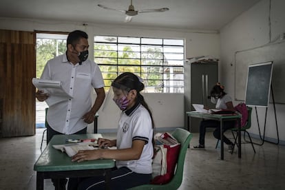 “Nos sentimos emocionados por retornar. Esto es una muestra de la importancia que tiene la labor del maestro, porque al tener a los niños frente a nosotros podemos apoyarlos”, afirma el profesor José Cauich, de la comunidad Cañaveral, en el municipio de Champotón.