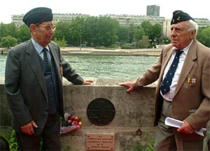 Los combatientes Luis Royo (dcha.) y Manuel Fernández posan junto a la placa conmemorativa descubierta hoy en París.
