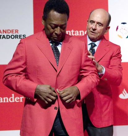 Emilio Botín durante la presentación del futbolista Pelé como embajador de la Copa Santander Libertadores en Sao Paulo (Brasil), el 14 de marzo de 2008.