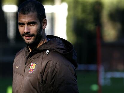 Pep Guardiola, durante un entrenamiento del Barcelona.