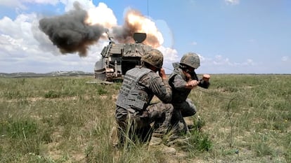 Dos militares del grupo en el que estaba destinada Cristina disparan una pieza de artillería en el campo de maniobras de San Gregorio (Zaragoza).