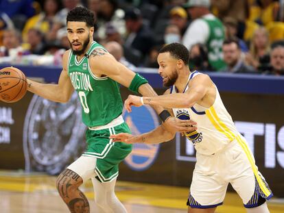 Jayson Tatum (Boston Celtics) dribla a Stephen Curry (Golden State Warriors) en el primer partido de la final de la NBA este jueves en San Francisco.