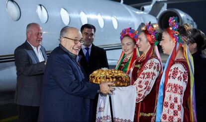 Rudolph Giuliani recibe la ofrenda del pan y la sal tras llegar a Jarkov (Ucrania) en noviembre de 2017, en una foto de la web del Ayuntamiento.