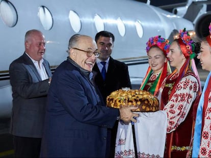 Rudolph Giuliani recibe la ofrenda del pan y la sal tras llegar a Jarkov (Ucrania) en noviembre de 2017, en una foto de la web del Ayuntamiento.