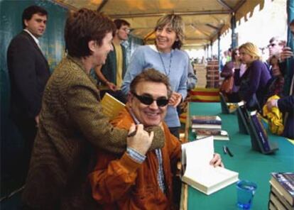 Junto a su hermana, Ana Maria Moix, que ha estado al lado del escritor  hasta el último momento. En esta imagen, Terenci junto a Ana Maria, firmando libros en la Casa del Libro durante la última festividad de Sant Jordi.