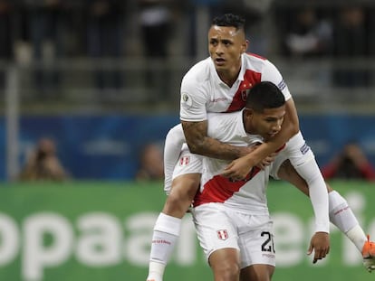 Flores e Yotún comemoram o gol peruano.