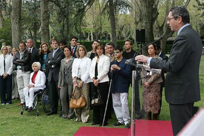 El alcalde Alberto Ruiz-Gallardón, a la derecha, con los embajadores olímpicos en el Club de Campo Villa de Madrid.