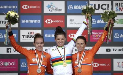Annemiek van Vleuten (c) celebra su victoria.