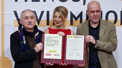 La vicepresidenta segunda del Gobierno y ministra de Trabajo, Yolanda Díaz con los secretarios generales de CCOO y UGT, Unai Sordo y Pepe Álvarez el pasado mes de diciembre.
