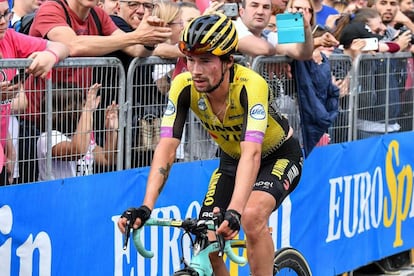 Roglic llega a Como, final de la etapa del domingo.