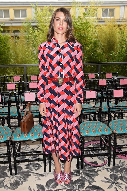 Con vestido camisero de Gucci. Antes de vestir siempre de Chanel, Carlota tuvo unos años de fascinación (e imagen pública) con Gucci. Aquí, el 23 de septiembre de 2015, con un vestido geométrico para asistir al desfile de primavera/verano 2016 de la marca en Milán.