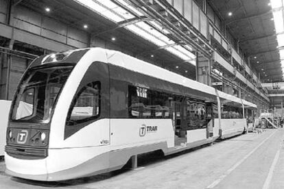 Una de las unidades del Tram, en construcción en los talleres de Alstom en Albuixex.