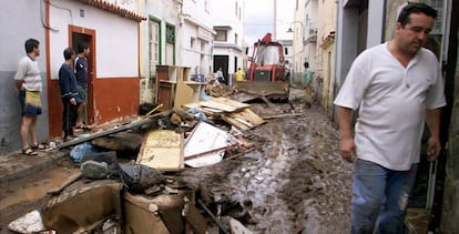 Una calle de la isla, tras las riadas de 2002.