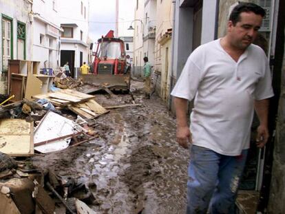 Una calle de la isla, tras las riadas de 2002.