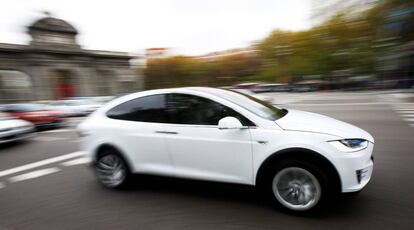 Un Tesla Model X en la Puerta de Alcalá.