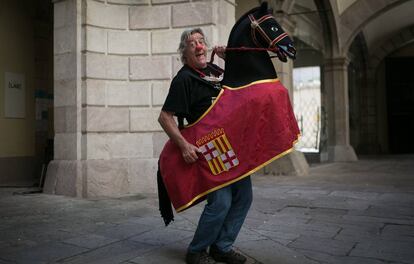Tortell Poltrona, a cavall dins de l'Ajuntament de Barcelona.