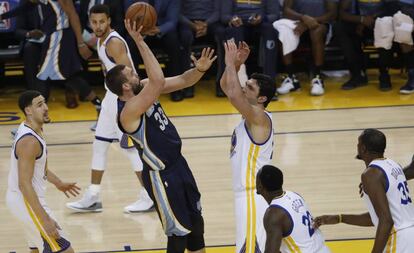 Marc Gasol tira, rodeado por los jugadores de los Warriors.