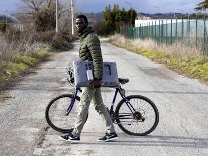 Un emigrante desalojado del centro de acogida de Castelnuovo di Porto (Italia).