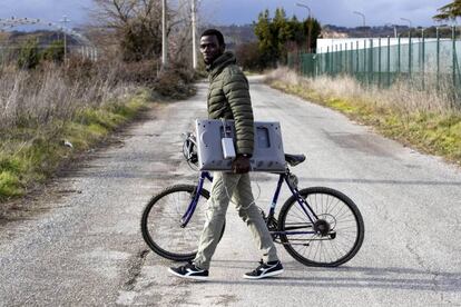 Un emigrante desalojado del centro de acogida de Castelnuovo di Porto (Italia).