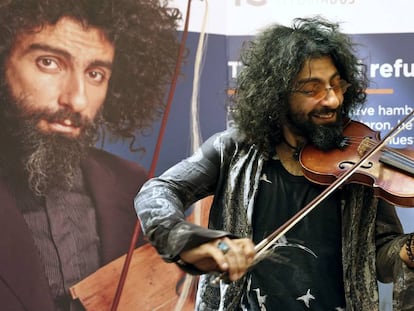 El violinista Ara Malikian toca una pieza antes de la presentaci&oacute;n del concierto solidario a beneficio de Acci&oacute;n contra el Hambre.